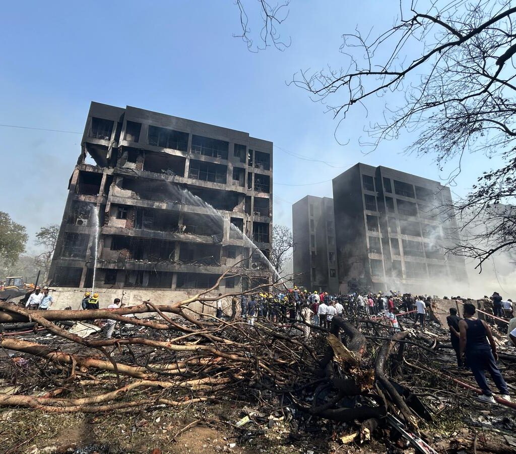 flight crash on medical accomidation building during lunch time